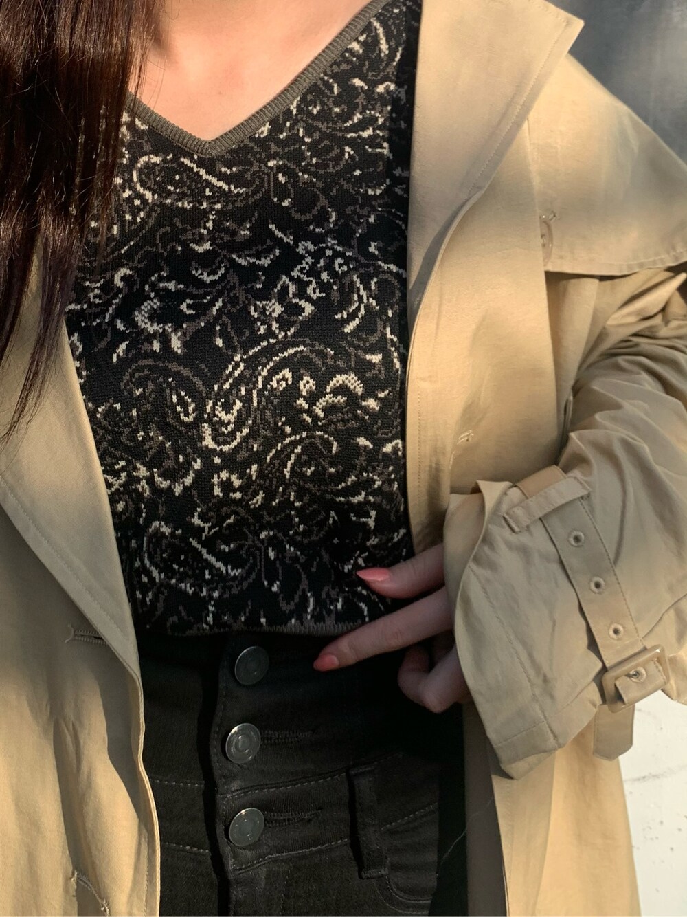 ベージュ系のトレンチコート、ホワイト系のサンダル、その他のニット/セーターを着用したレディースの春コーディネートの4枚目の写真