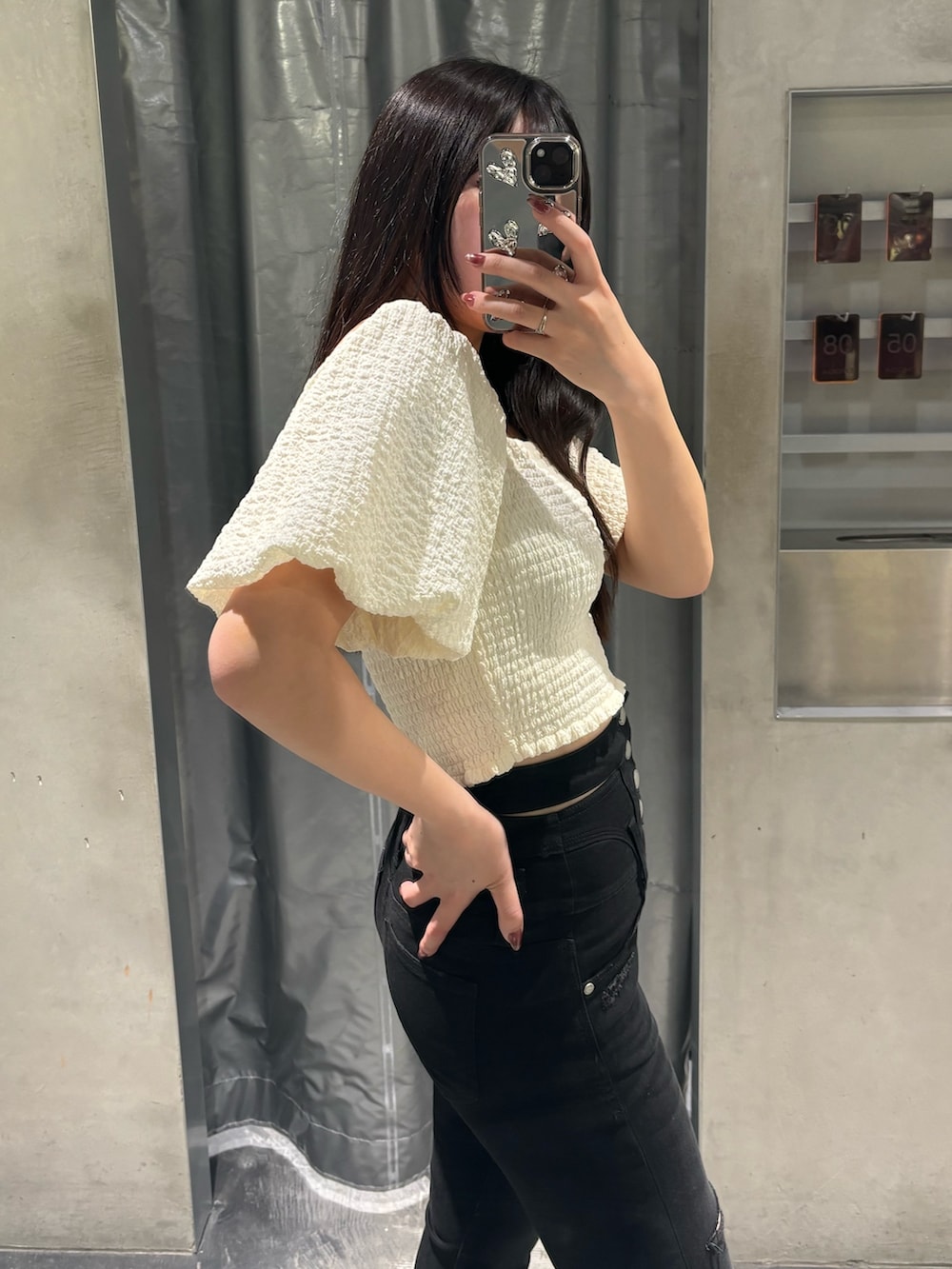 ホワイト系のTシャツ/カットソー、ブラック系のデニムパンツ、ブラック系のサンダルを着用したレディースの春コーディネートの5枚目の写真