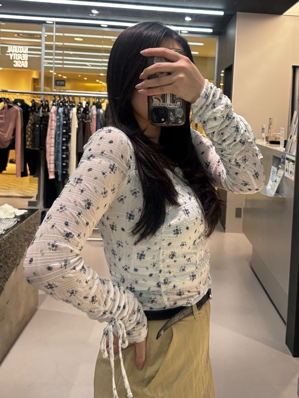 ブラック系のブーツ、イエロー系のスカート、ブラック系のTシャツ/カットソーを着用したレディースの冬コーディネートの4枚目の写真