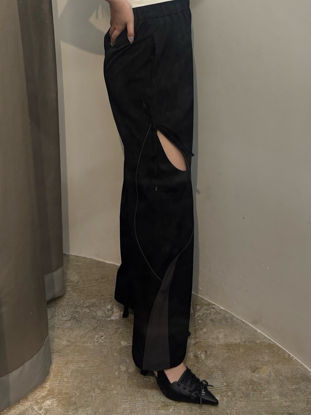 ホワイト系のパンプス、ブラック系のその他パンツ、ホワイト系のTシャツ/カットソーを着用したレディースの夏コーディネートの4枚目の写真