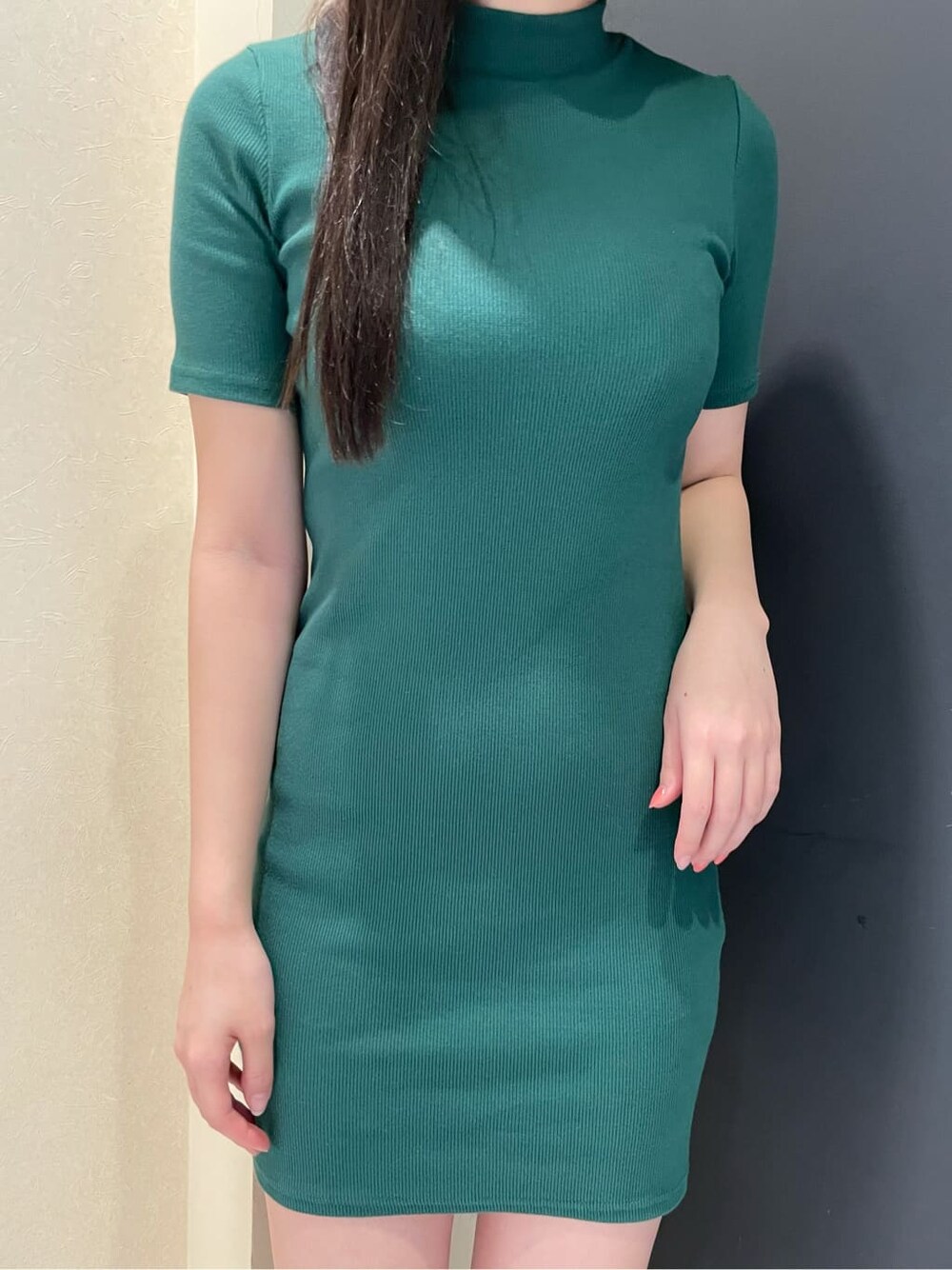 グリーン系のワンピース、ブラック系のハットを着用したレディースの夏コーディネートの2枚目の写真