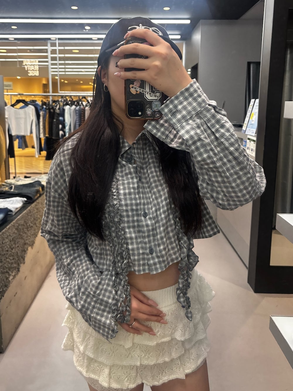 ブラック系のブーツ、グレー系のスカート、グレー系のシャツ/ブラウスを着用したレディースの春コーディネートの3枚目の写真