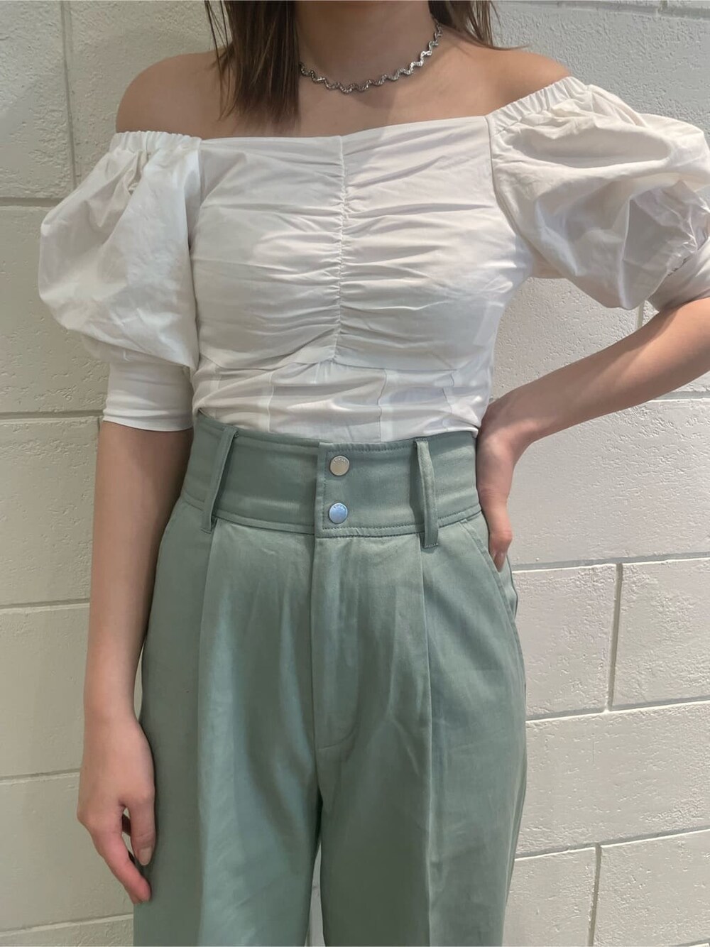 ホワイト系のサンダル、ホワイト系のTシャツ/カットソー、ブルー系のその他パンツを着用したレディースの春コーディネートの6枚目の写真