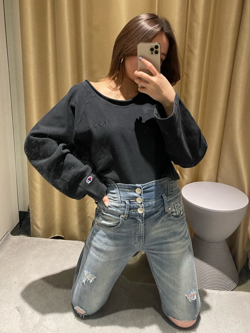 ブルー系のデニムパンツ、ブラック系のサンダル、ブラック系のTシャツ/カットソーを着用したレディースの春コーディネートの3枚目の写真