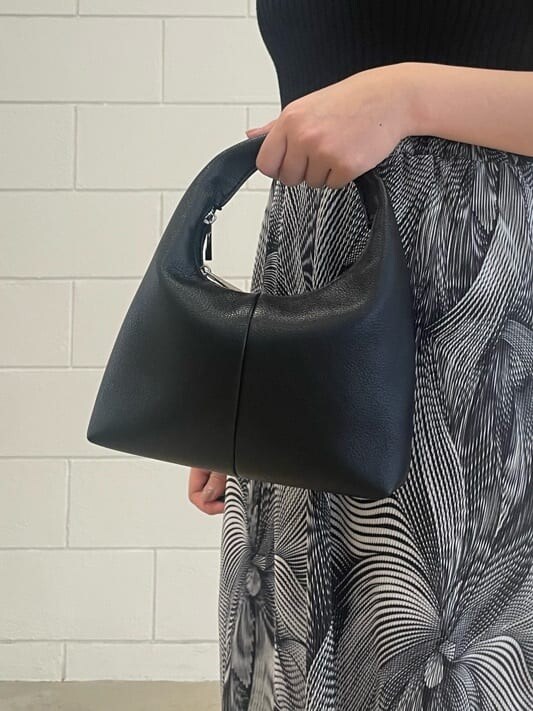 その他のスカート、ブラック系のタンクトップ、ブラック系のサンダルを着用したレディースの夏コーディネートの3枚目の写真