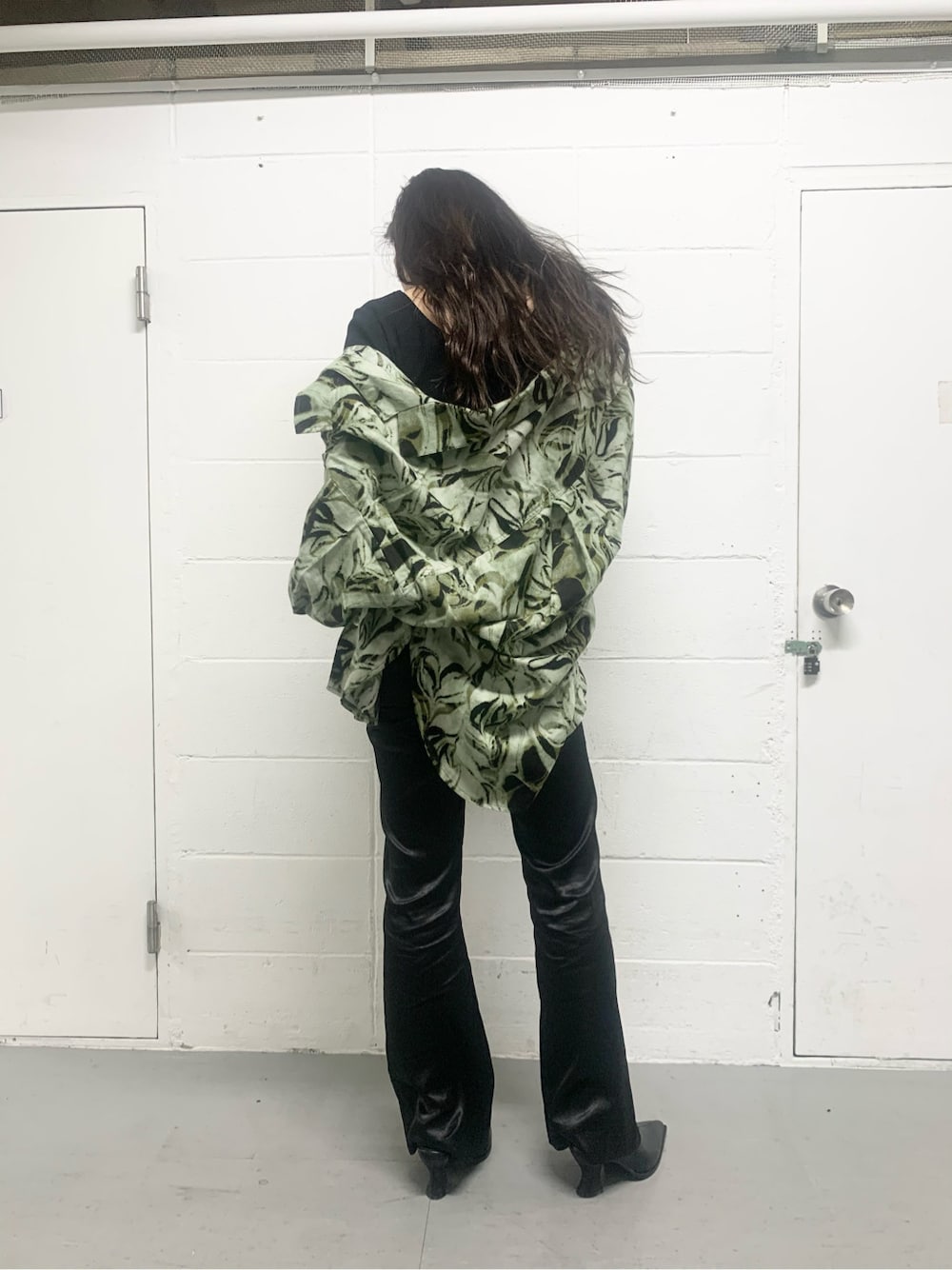 その他のシャツ/ブラウス、ブラック系のその他パンツ、ブラック系のサンダルを着用したレディースの春コーディネートの4枚目の写真