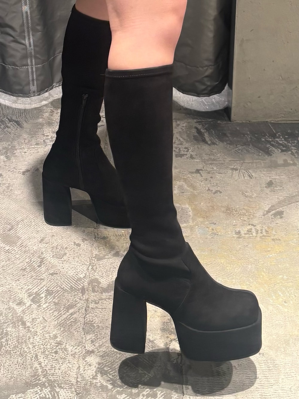 ブラック系のブーツ、ブラック系のカーディガン/ボレロ、グレー系のその他パンツを着用したレディースの冬コーディネートの6枚目の写真