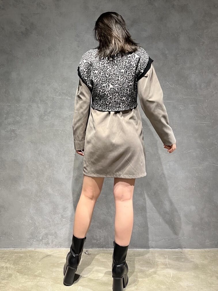 グレー系のワンピース、ブラック系のブーツ、その他のベストを着用したレディースの夏コーディネートの3枚目の写真