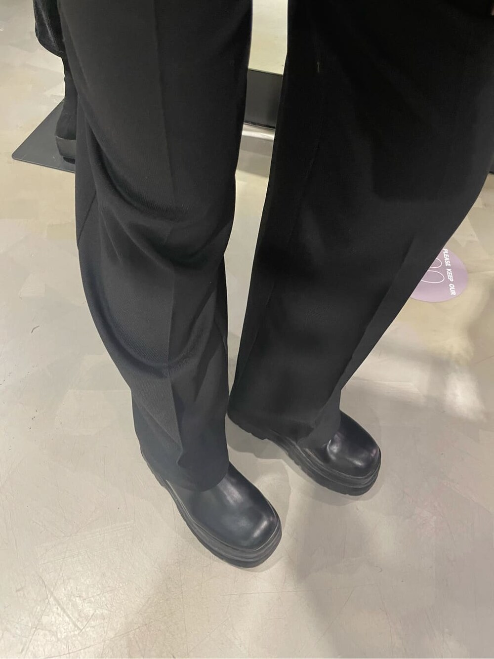 ブラック系のその他パンツ、ブラック系のブーツ、ブラック系のニット/セーターを着用したレディースの冬コーディネートの5枚目の写真