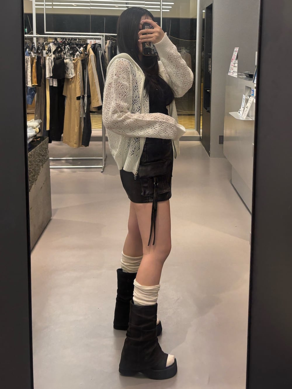 ブラック系のサンダル、ブラック系のその他パンツ、グレー系のパーカーを着用したレディースの春コーディネートの2枚目の写真