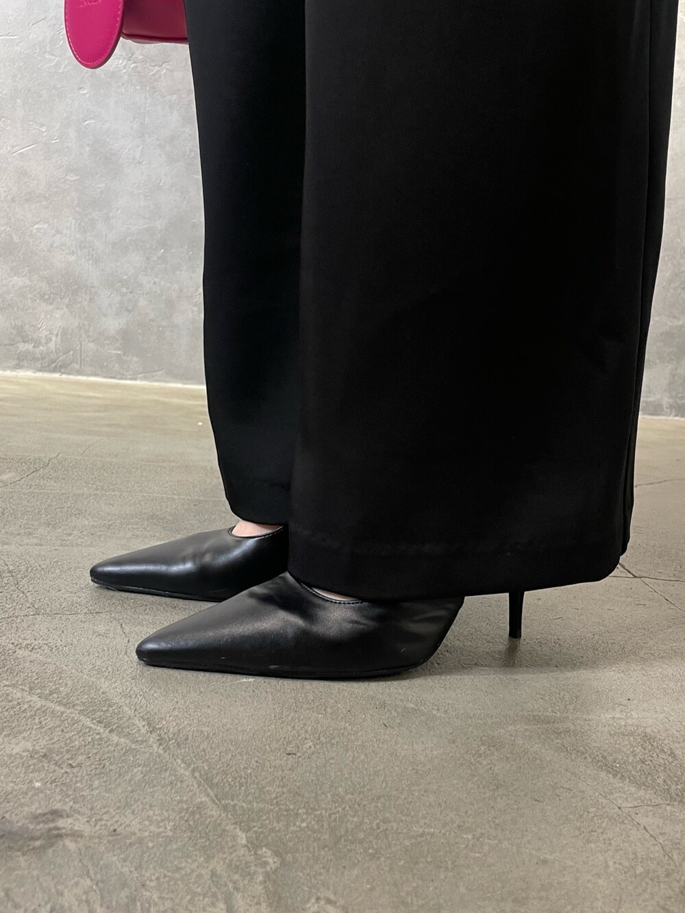 ホワイト系のニット/セーター、ブラック系のその他パンツ、ブラック系のパンプスを着用したレディースの冬コーディネートの6枚目の写真