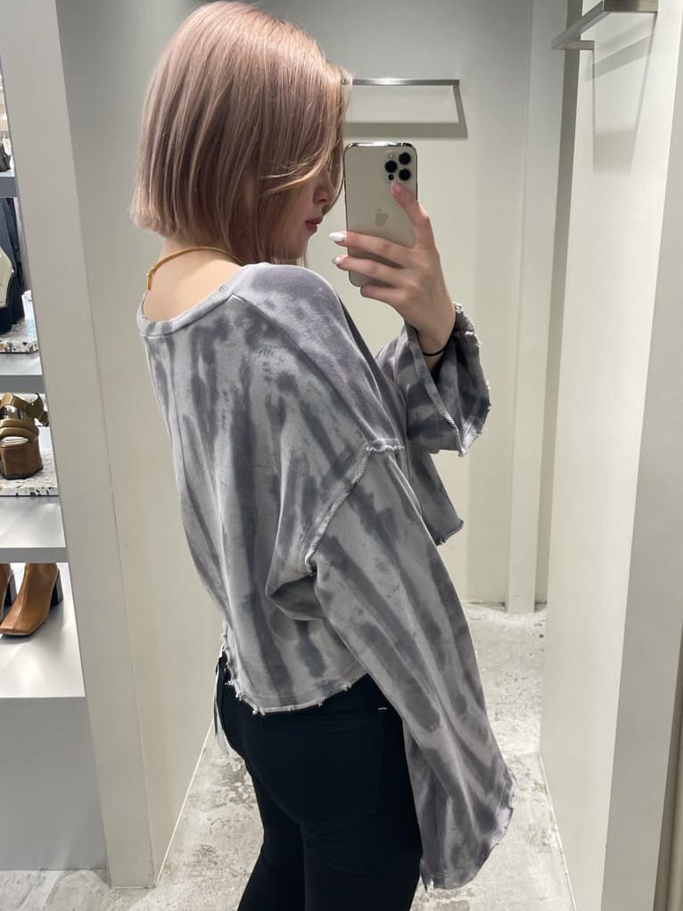 ブラック系のデニムパンツ、グレー系のTシャツ/カットソーを着用したレディースの秋コーディネートの4枚目の写真