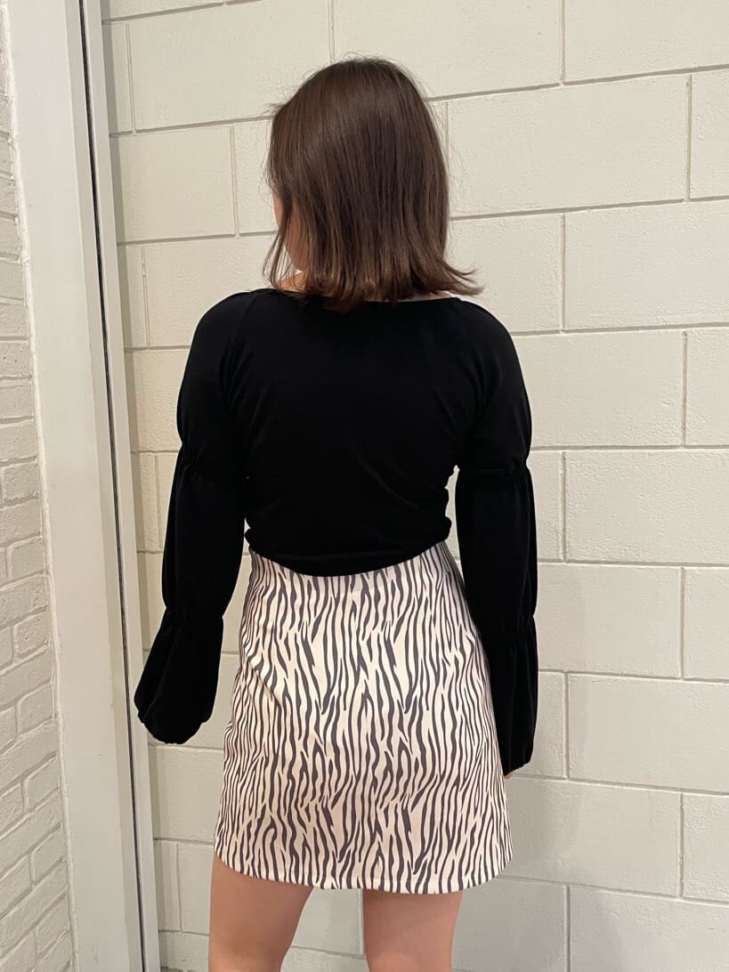 ブラック系のブーツ、ブラック系のTシャツ/カットソー、その他のスカートを着用したレディースの春コーディネートの4枚目の写真