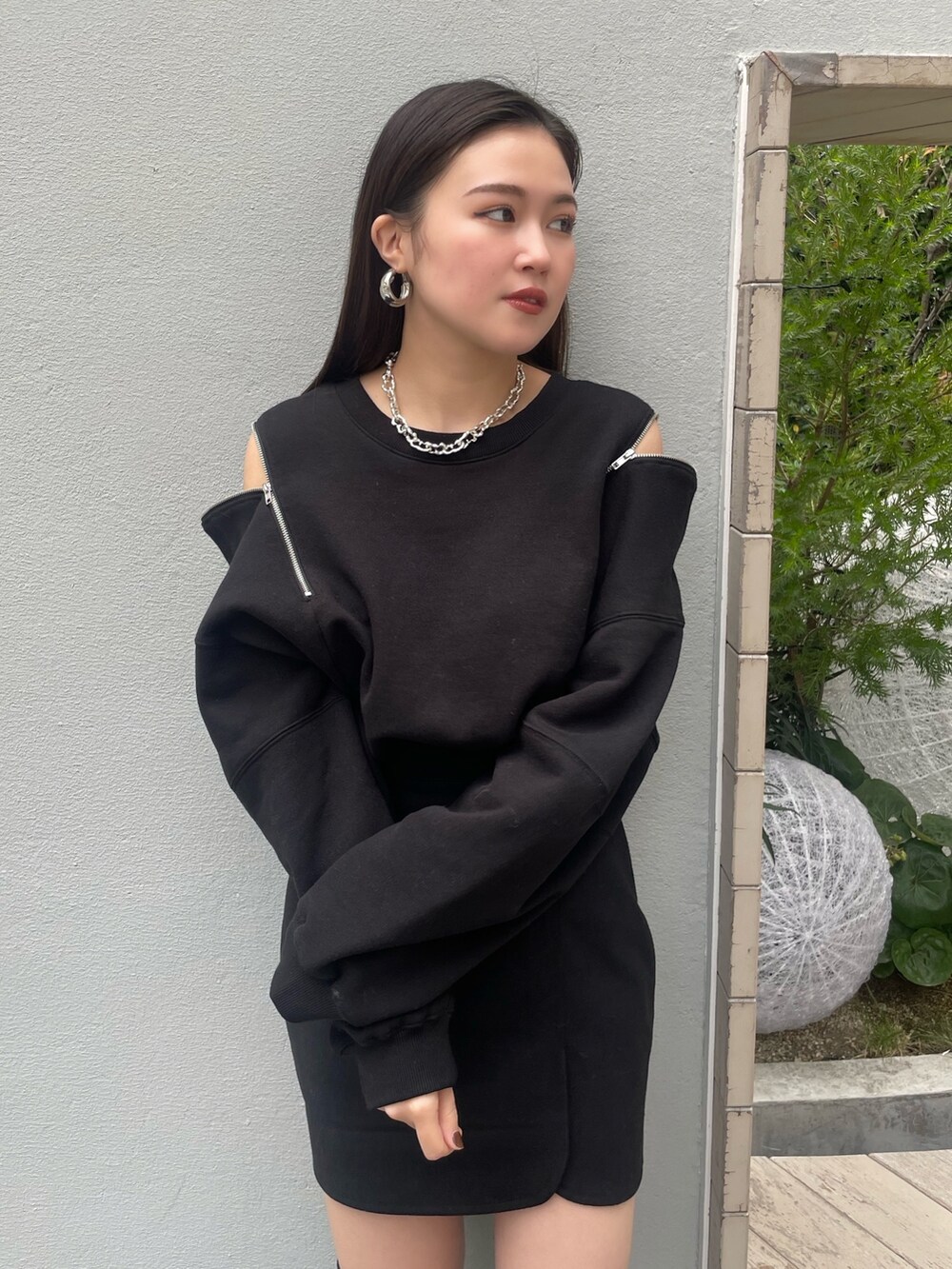 ブラック系のTシャツ/カットソー、ブラック系のスカート、ブラック系のブーツを着用したレディースの冬コーディネートの8枚目の写真