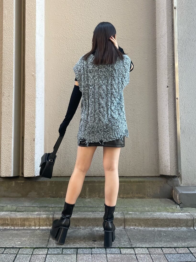 ブルー系のベスト、ブラック系のTシャツ/カットソー、ブラック系のブーツを着用したレディースの秋コーディネートの3枚目の写真