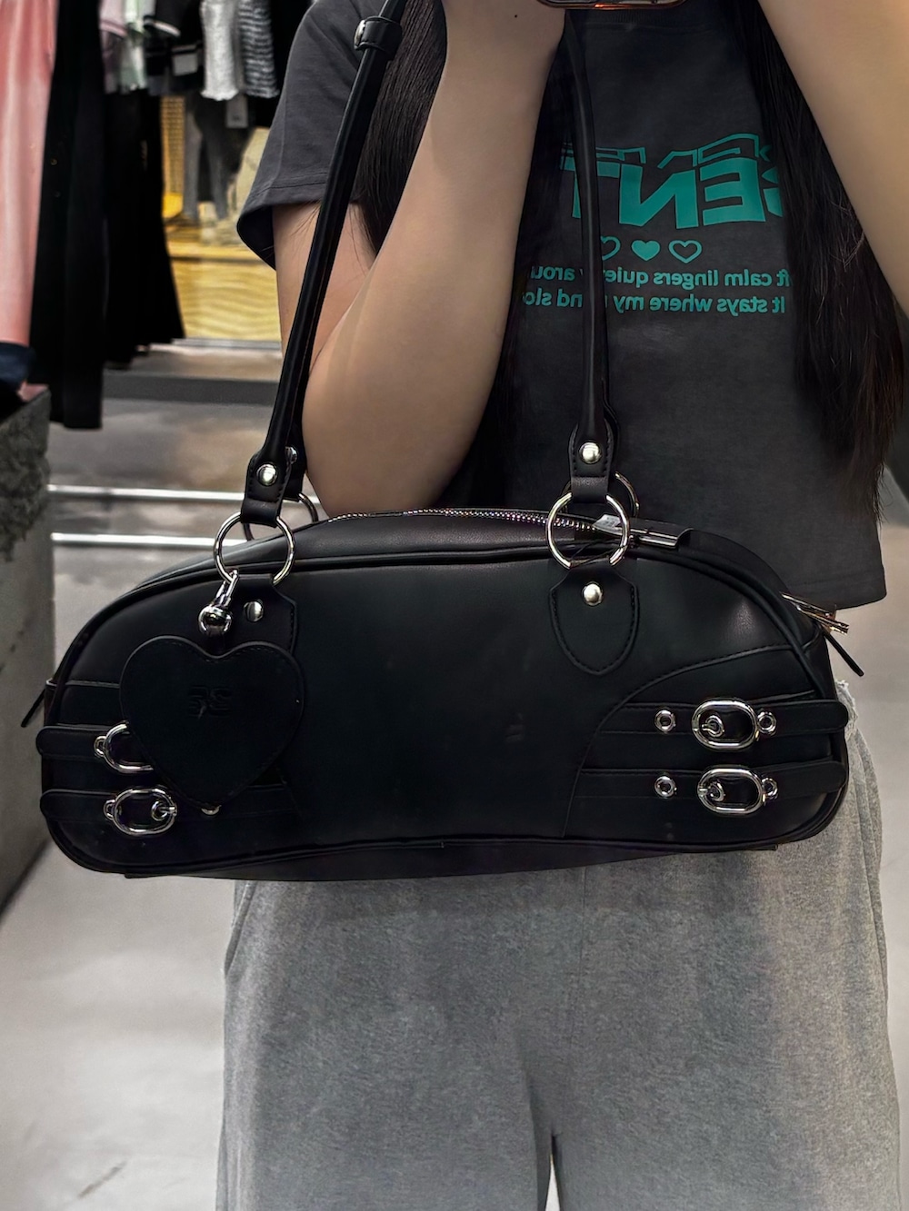 グレー系のTシャツ/カットソー、ホワイト系のハンドバッグ、グレー系のスウェットパンツを着用したレディースの春コーディネートの4枚目の写真