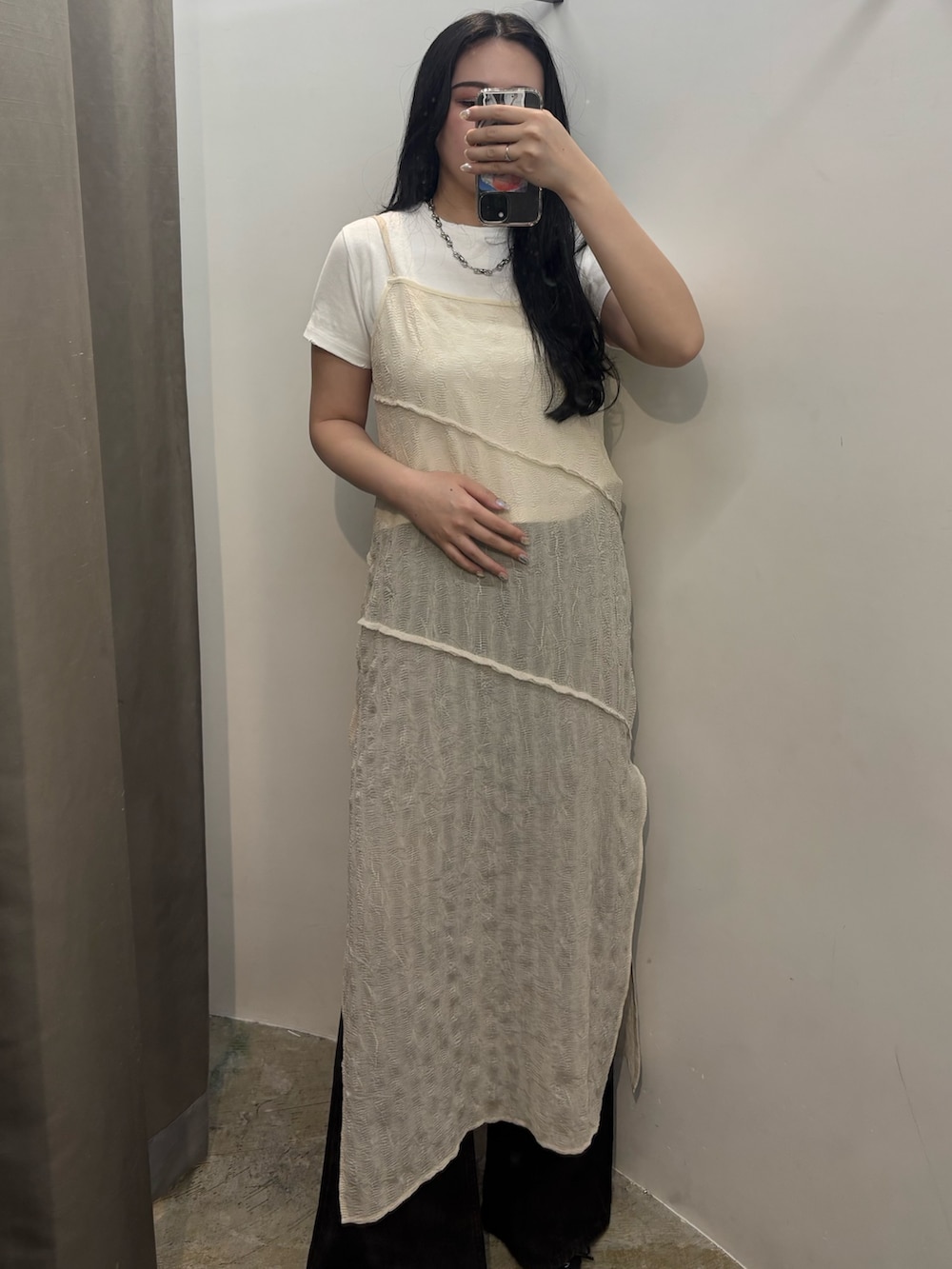 ホワイト系のパンプス、ブラック系のデニムパンツ、ホワイト系のTシャツ/カットソーを着用したレディースの夏コーディネートの5枚目の写真