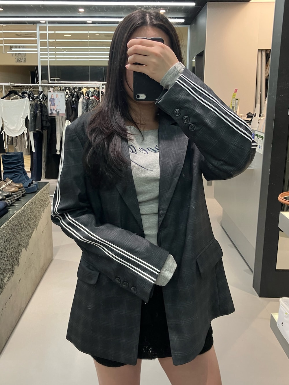 ブラック系のサンダル、グレー系のスカート、グレー系のTシャツ/カットソーを着用したレディースの春コーディネートの3枚目の写真