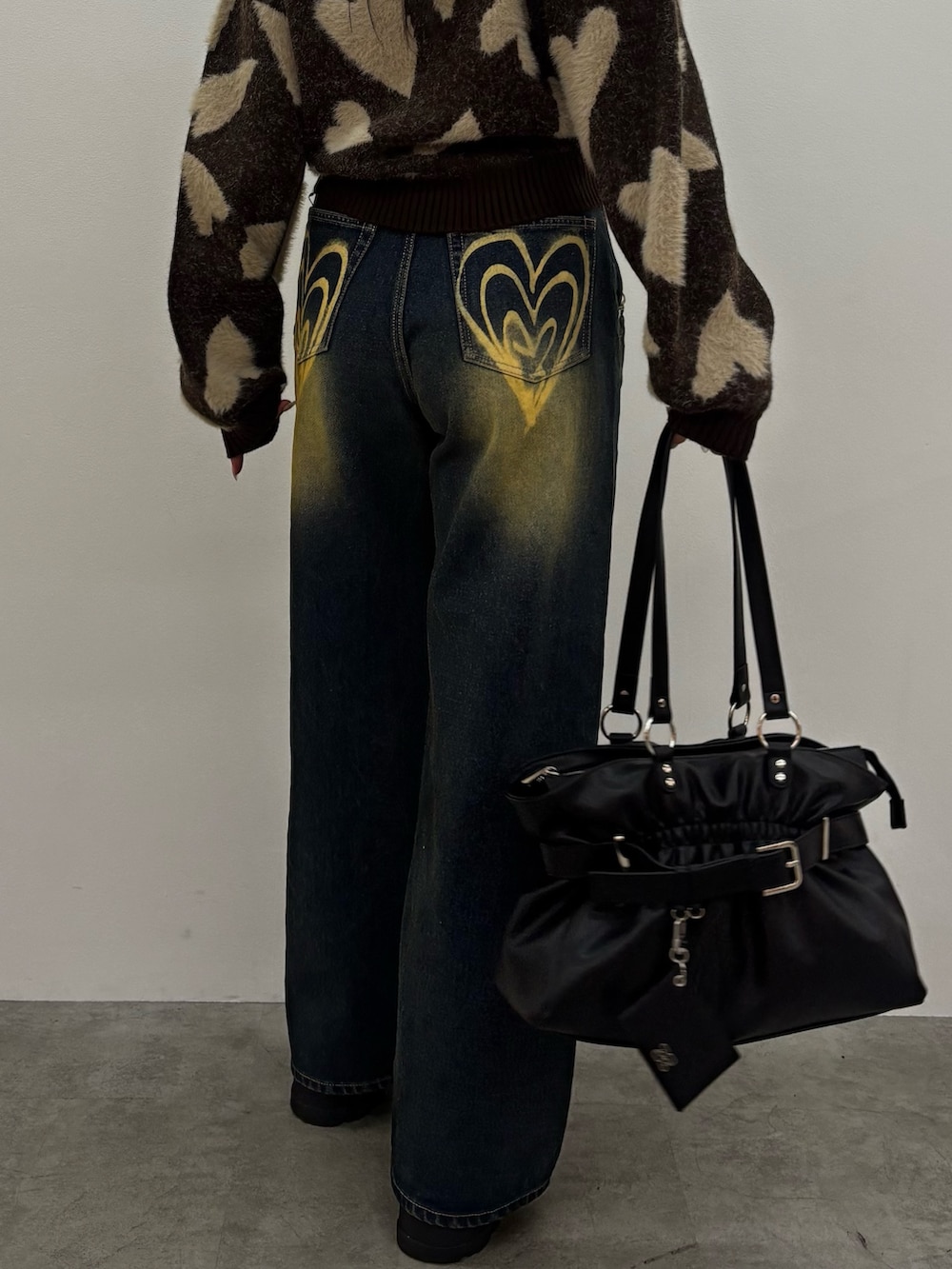 ブラウン系のブーツ、ブルー系のデニムパンツ、ブラウン系のニット/セーターを着用したレディースの冬コーディネートの5枚目の写真