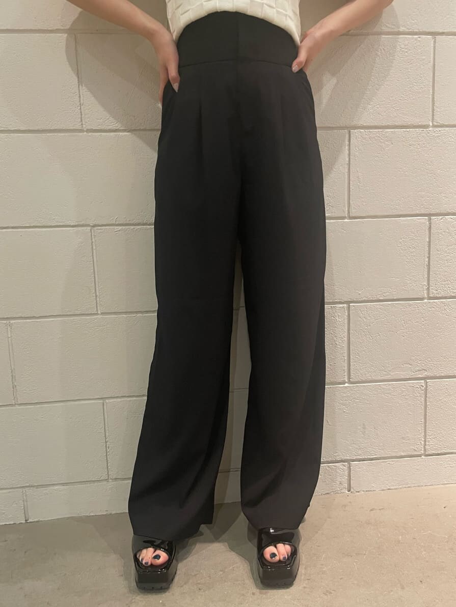 ブラック系のサンダル、ホワイト系のタンクトップ、ブラック系のその他パンツを着用したレディースの春コーディネートの6枚目の写真