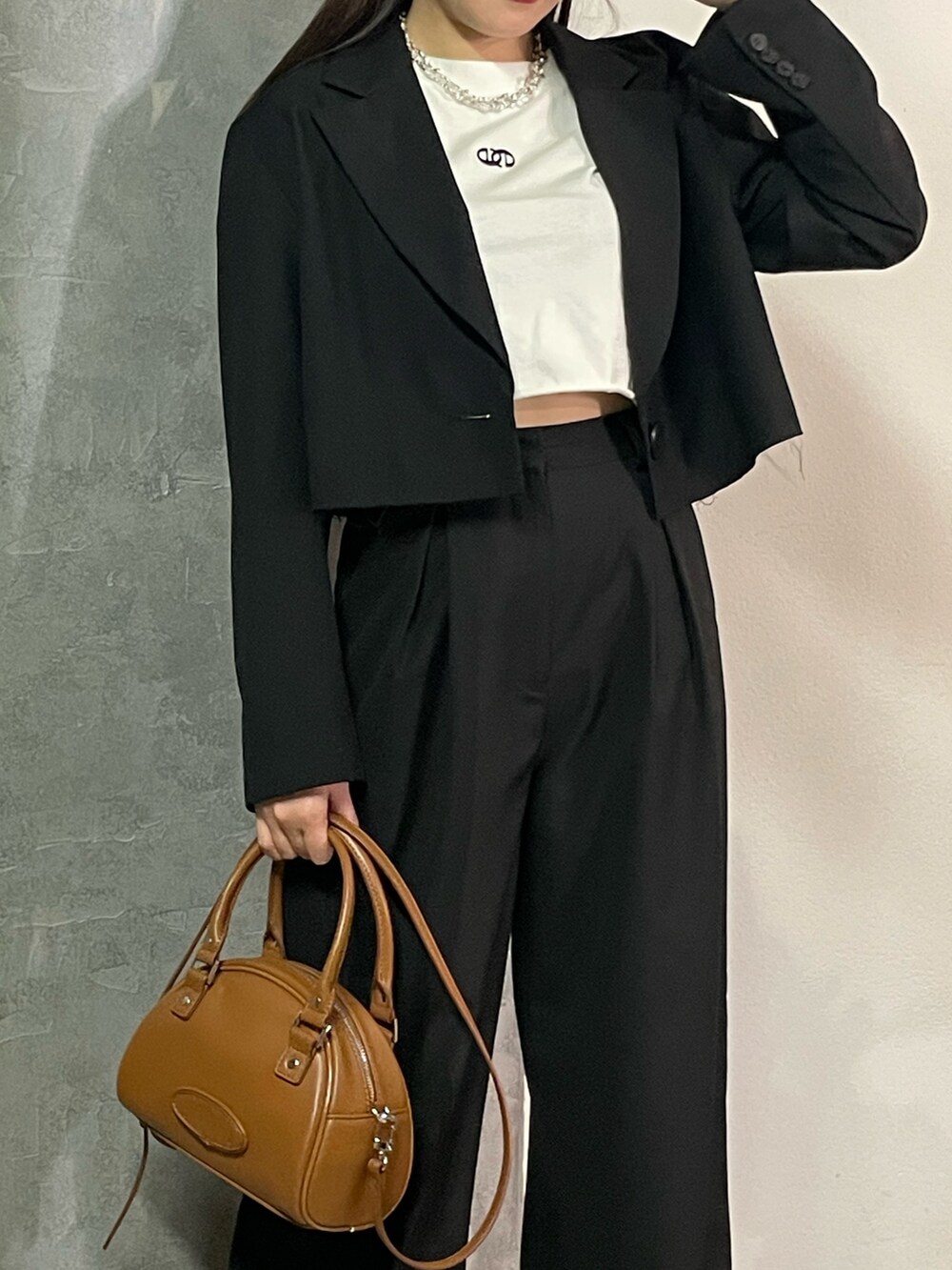 ブラック系のテーラードジャケット、ブラック系のその他パンツ、ホワイト系のTシャツ/カットソーを着用したレディースの冬コーディネートの7枚目の写真