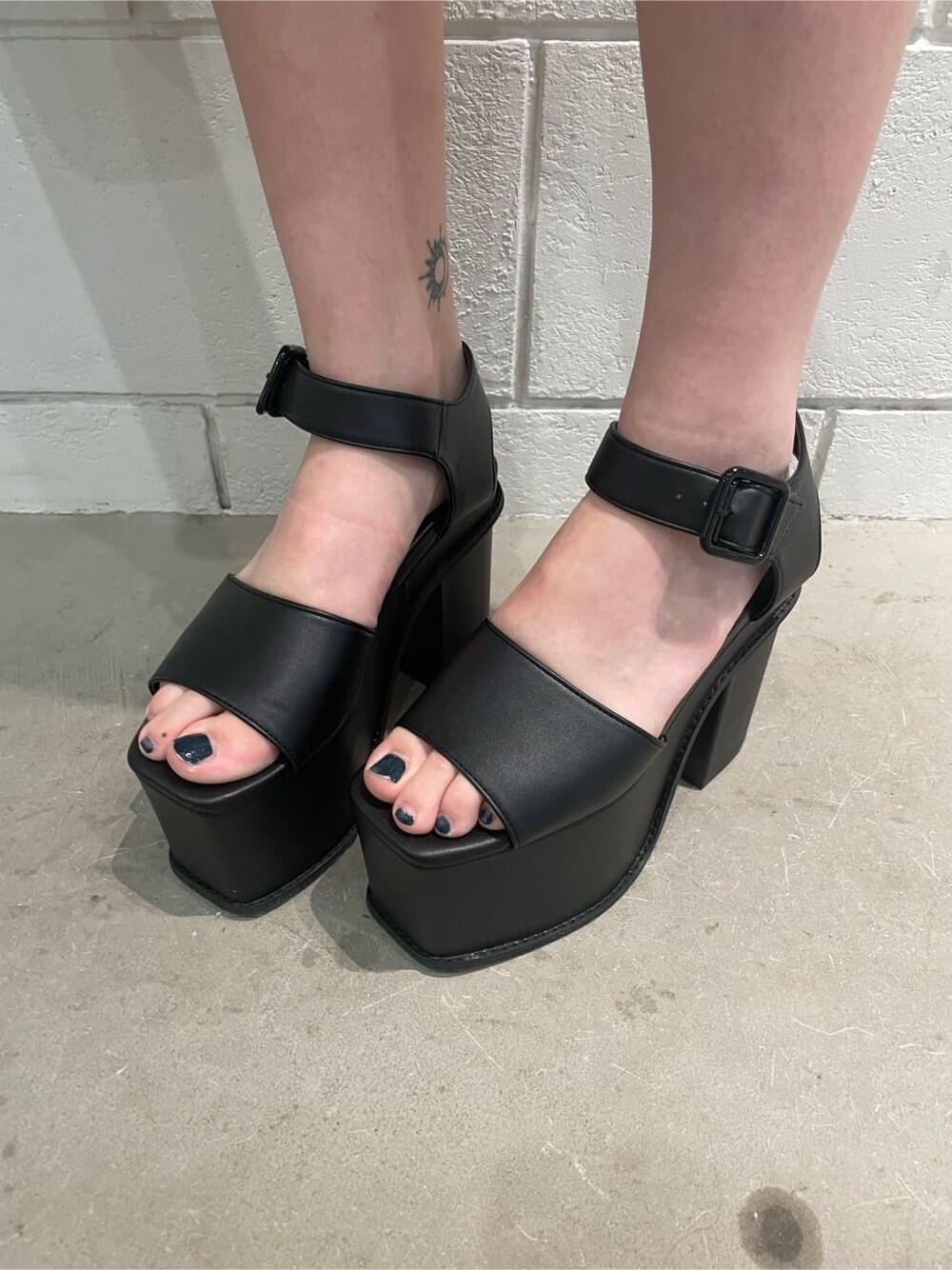 ブラック系のサンダル、ブラック系のハンドバッグ、その他のワンピースを着用したレディースの春コーディネートの7枚目の写真