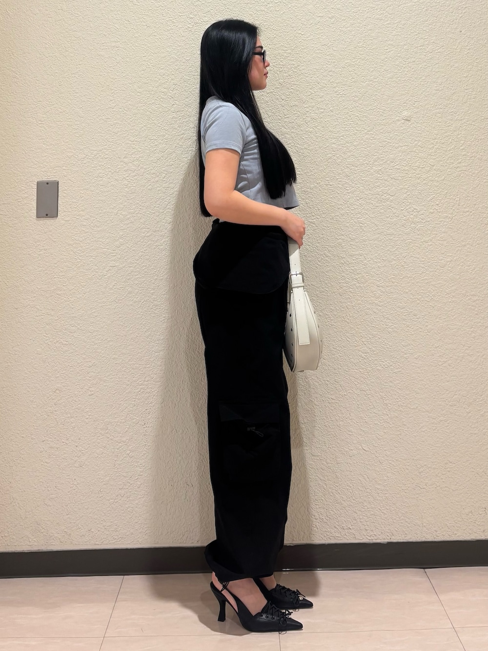 ホワイト系のパンプス、ブラック系のその他パンツ、ブラック系のその他パンツを着用したレディースの春コーディネートの2枚目の写真