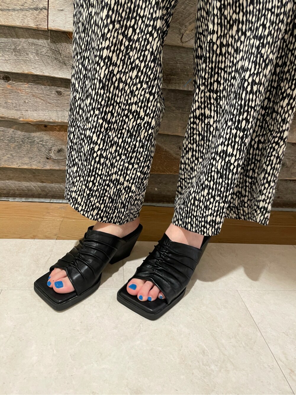 ブラック系のサンダル、ブラック系のシャツ/ブラウス、その他のその他パンツを着用したレディースの春コーディネートの6枚目の写真