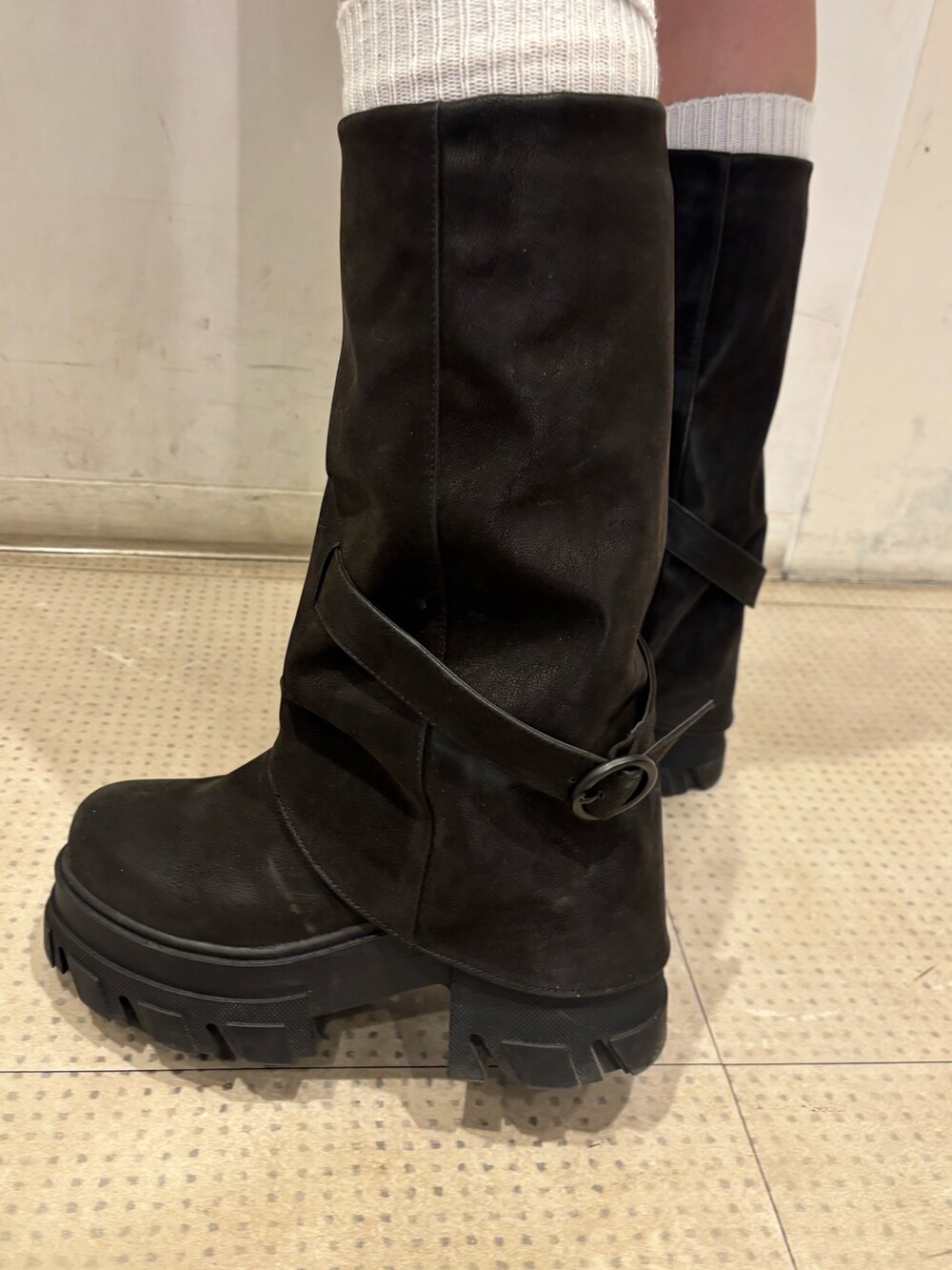 ブラック系のデニムパンツ、ブラック系のブーツ、ブラック系のブルゾンを着用したレディースの冬コーディネートの7枚目の写真