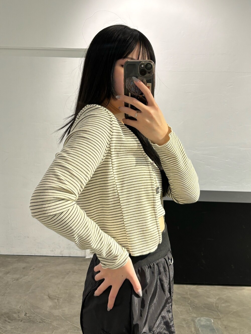その他のTシャツ/カットソー、ブラック系のスカート、ブラック系のスニーカーを着用したレディースの冬コーディネートの4枚目の写真