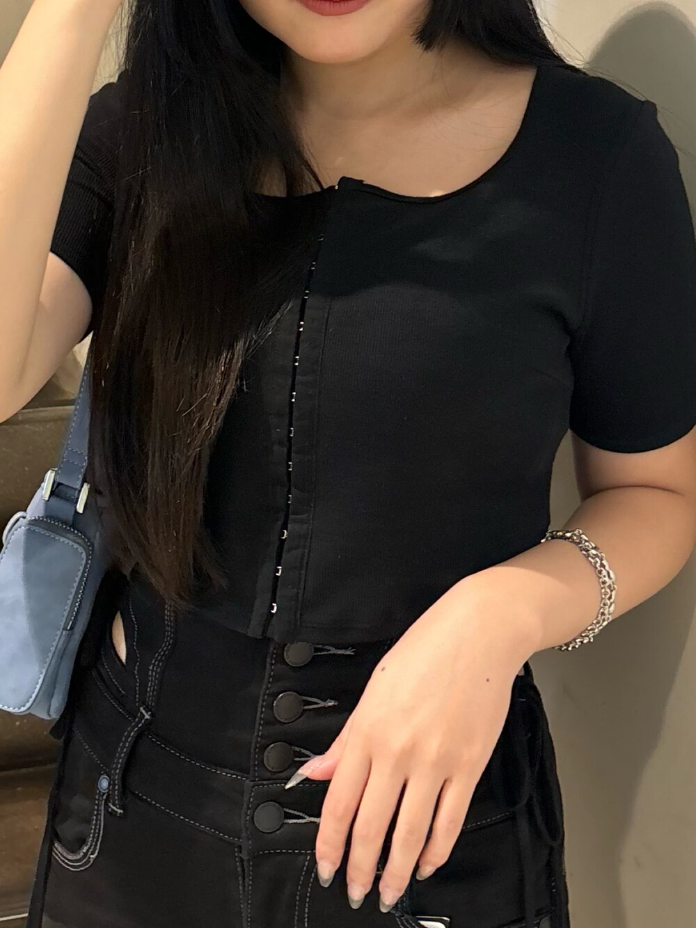 ブラック系のデニムパンツ、ホワイト系のサンダル、ブラック系のTシャツ/カットソーを着用したレディースの夏コーディネートの10枚目の写真