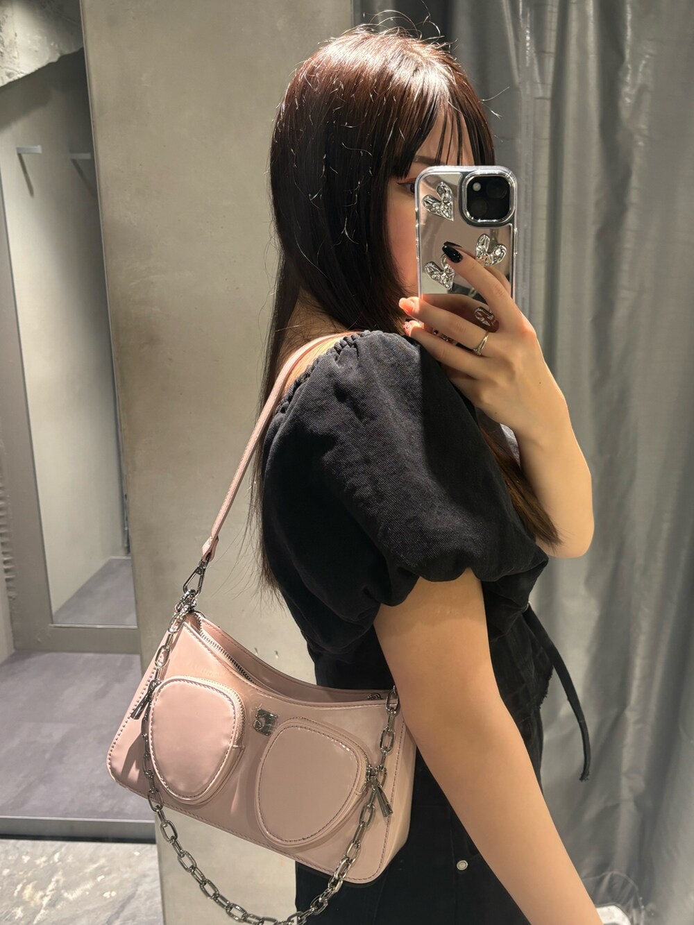 ブラック系のサンダル、ブラック系のスカート、ブラック系のシャツ/ブラウスを着用したレディースの春コーディネートの5枚目の写真