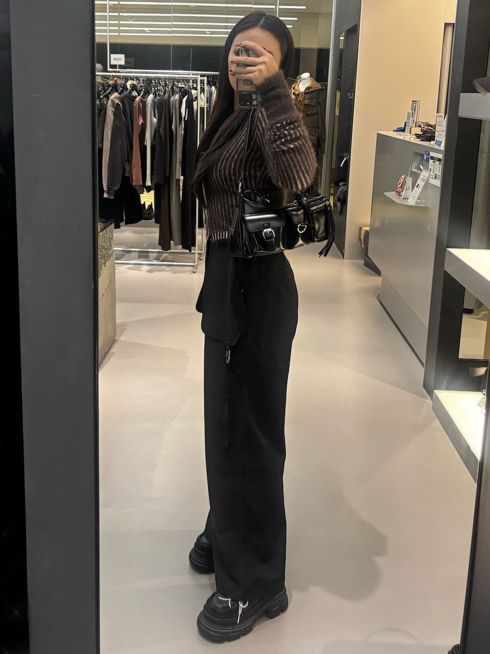 ブラック系のローファー、ブラック系のその他パンツ、ブラック系のハンドバッグを着用したレディースの秋コーディネートの2枚目の写真