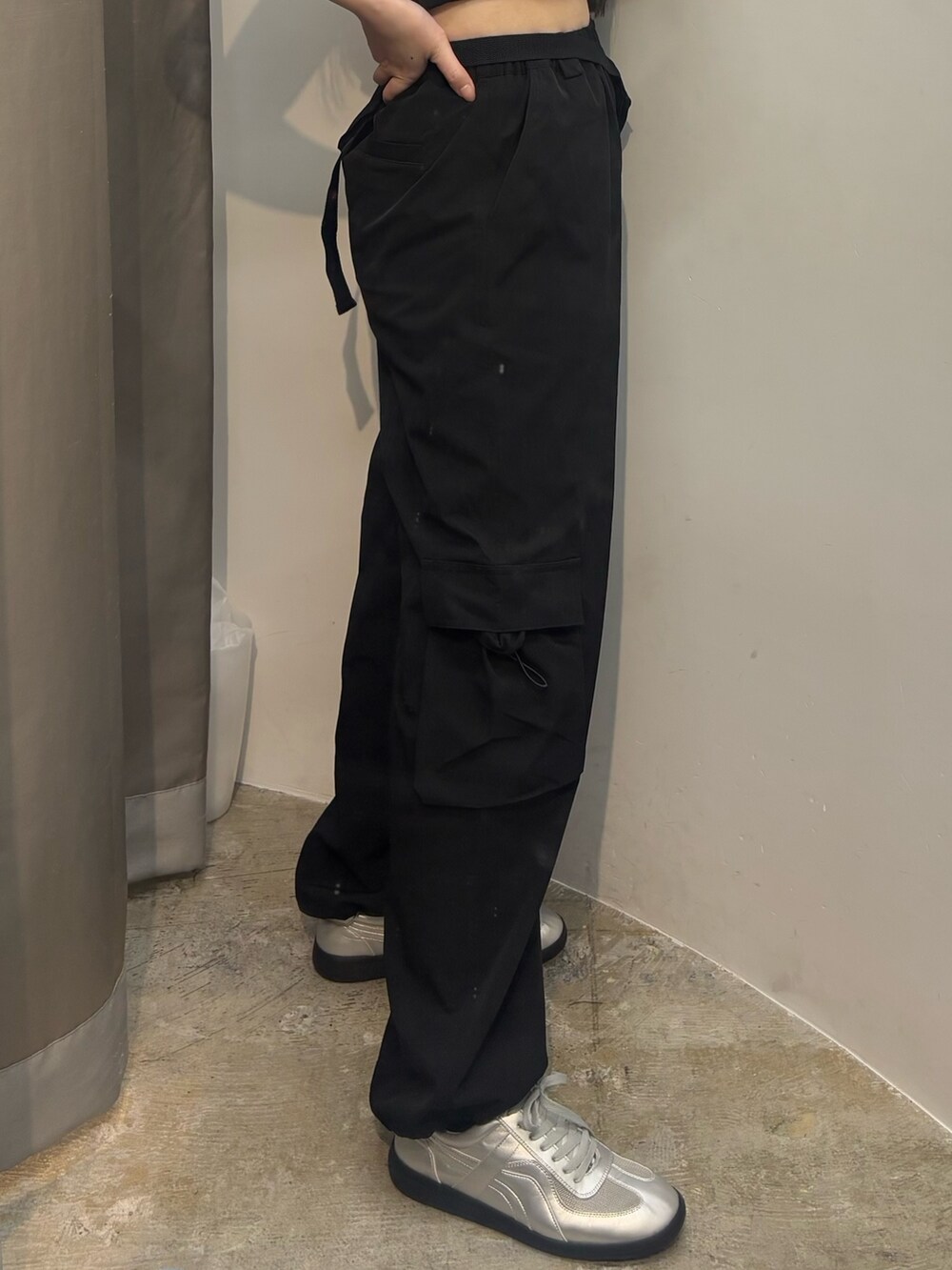 シルバー系のスニーカー、ブラック系のその他パンツ、ブラック系のTシャツ/カットソーを着用したレディースの春コーディネートの6枚目の写真