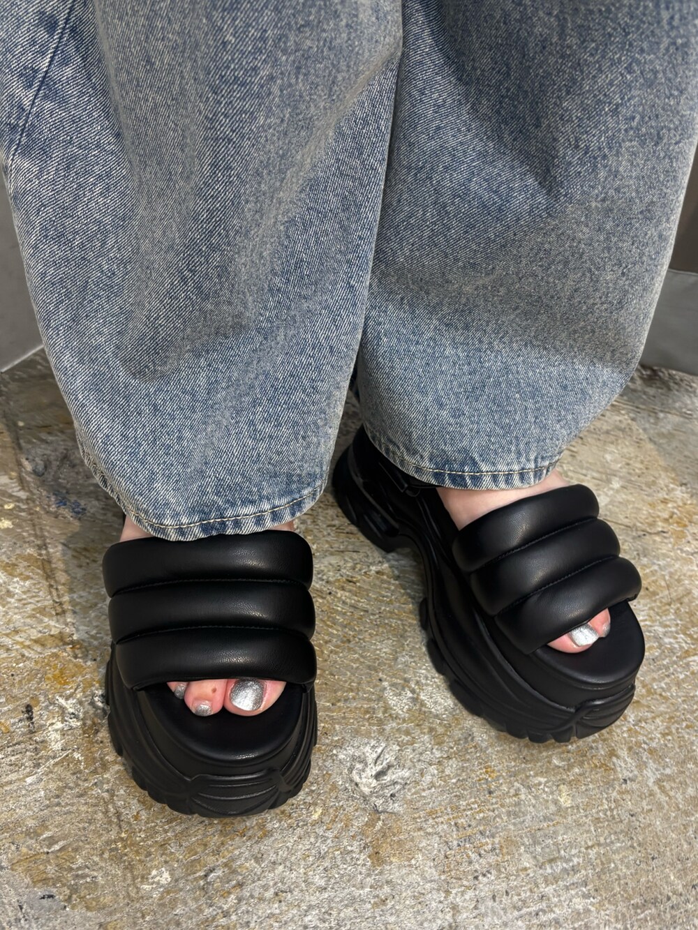 グレー系のサンダル、ブラック系のデニムパンツ、グレー系のTシャツ/カットソーを着用したレディースの夏コーディネートの5枚目の写真