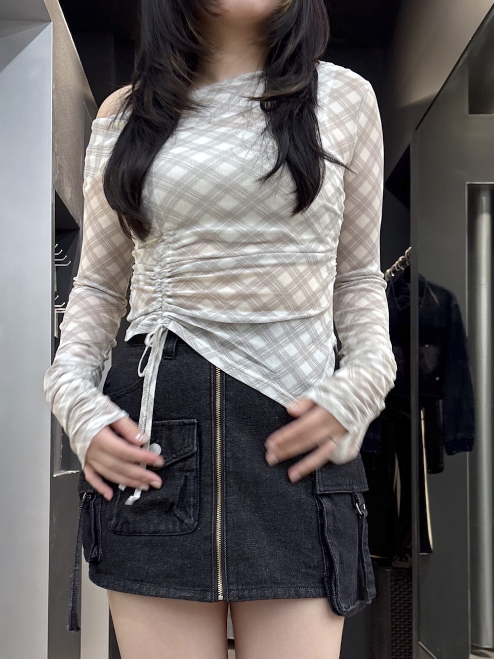 ベージュ系のブーツ、ブラック系のスカート、ホワイト系のTシャツ/カットソーを着用したレディースの夏コーディネートの4枚目の写真