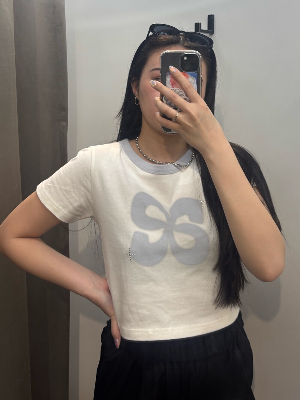 ホワイト系のパンプス、ブラック系のその他パンツ、ホワイト系のTシャツ/カットソーを着用したレディースの夏コーディネートの7枚目の写真