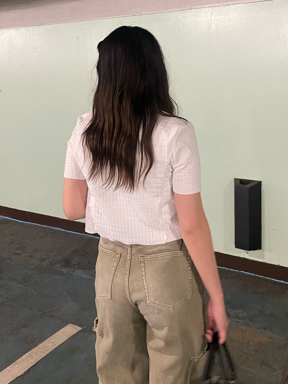 ブラック系のデニムパンツ、その他のハンドバッグ、ホワイト系のアンサンブルを着用したレディースの夏コーディネートの6枚目の写真