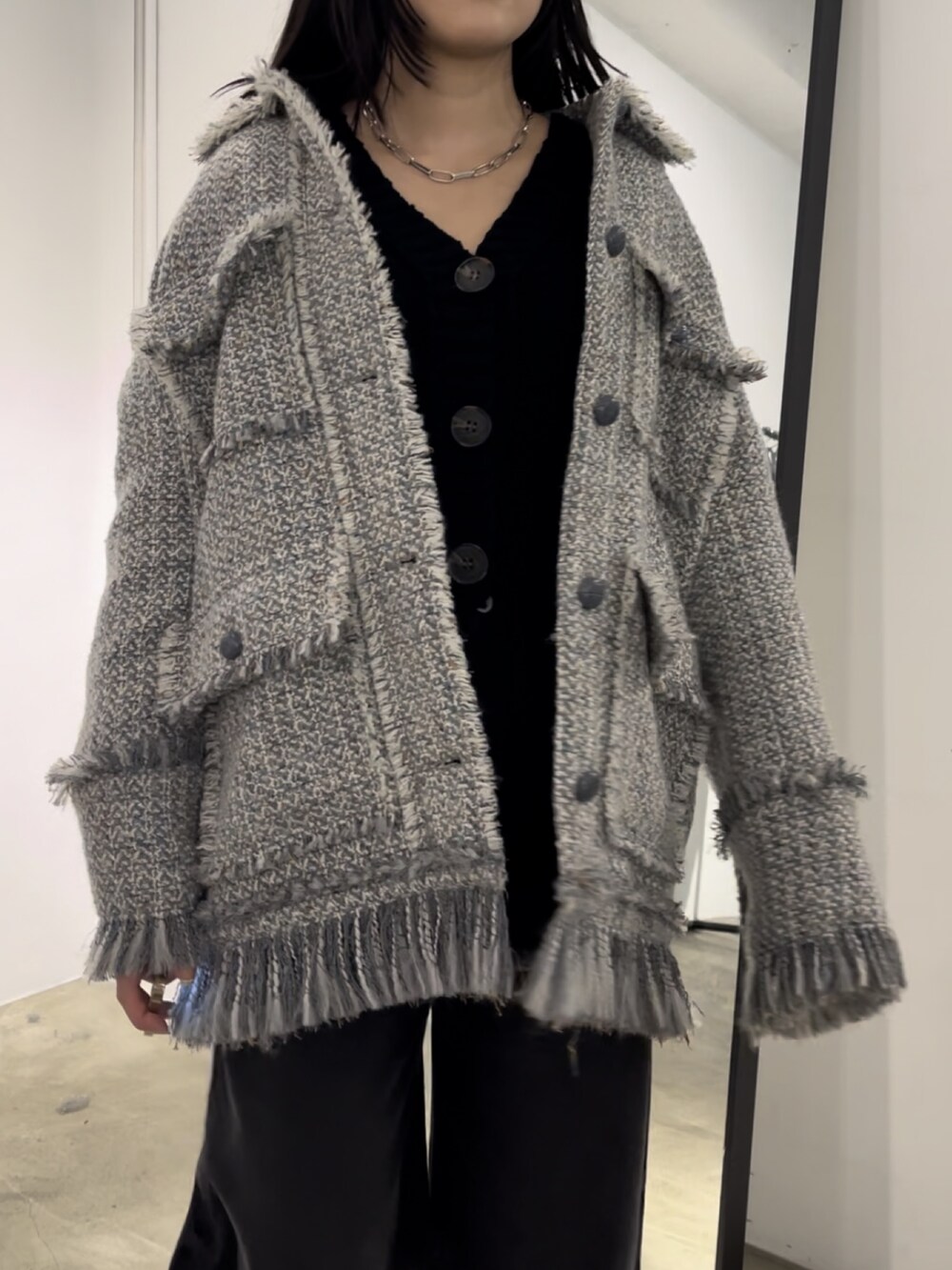 ブラック系のデニムパンツ、グレー系のその他アウター、ブラック系のカーディガン/ボレロを着用したレディースの秋コーディネートの5枚目の写真