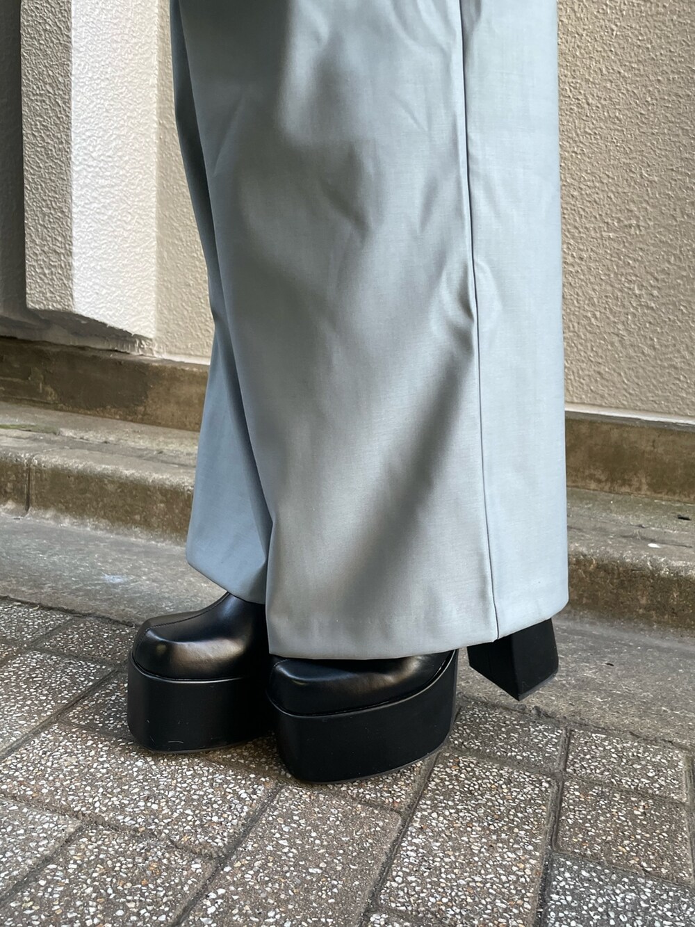 ホワイト系のニット/セーター、ブルー系のその他パンツ、ブラック系のブーツを着用したレディースの冬コーディネートの8枚目の写真