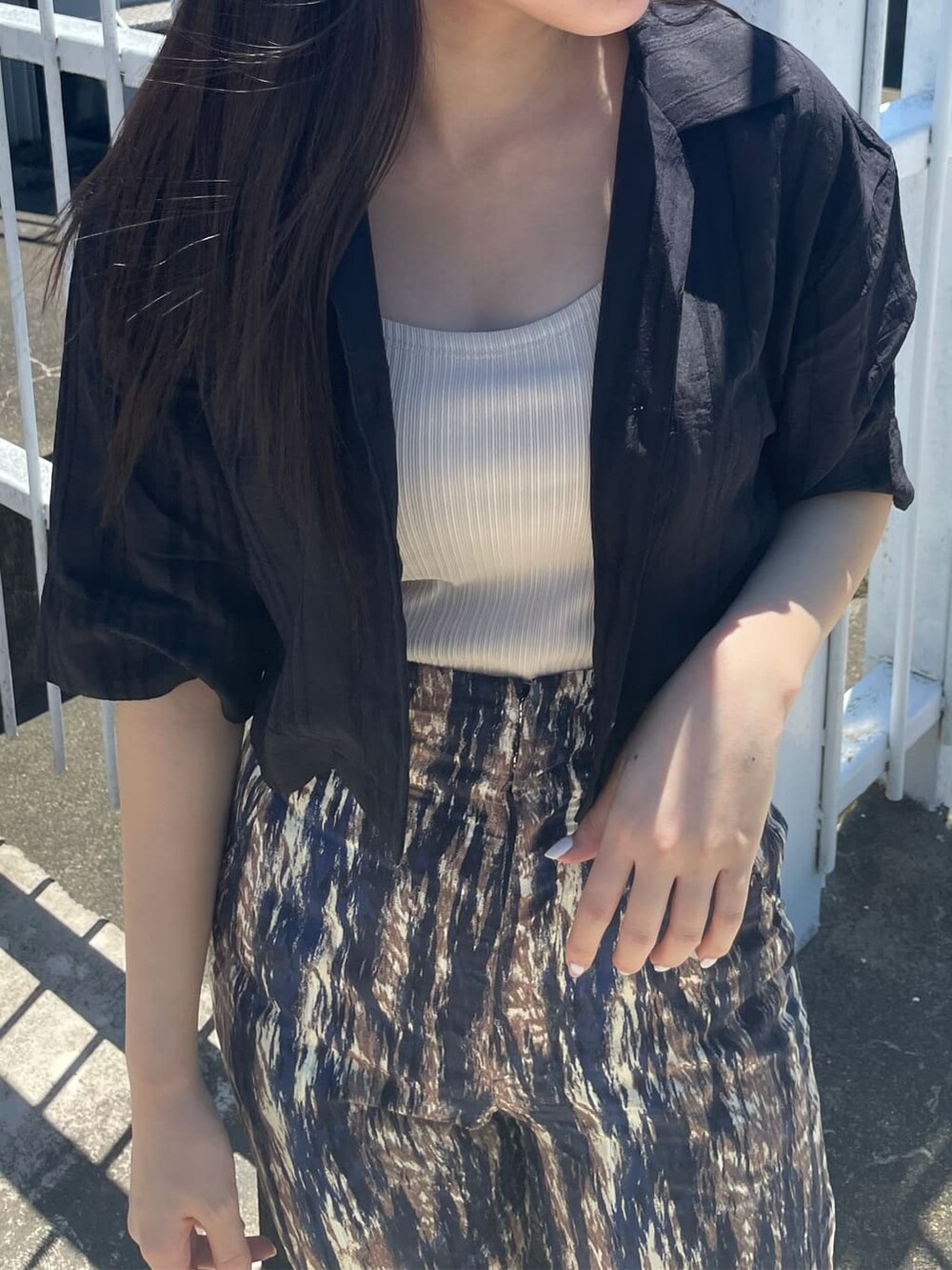 ブラック系のシャツ/ブラウス、その他のその他パンツ、ホワイト系のキャミソールを着用したレディースの夏コーディネートの3枚目の写真