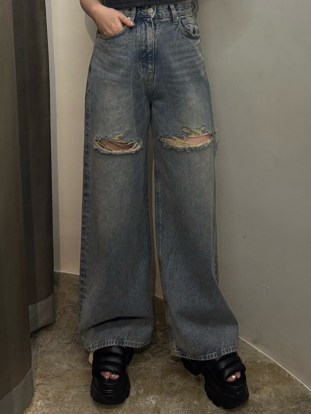 グレー系のサンダル、ブラック系のデニムパンツ、グレー系のTシャツ/カットソーを着用したレディースの夏コーディネートの4枚目の写真