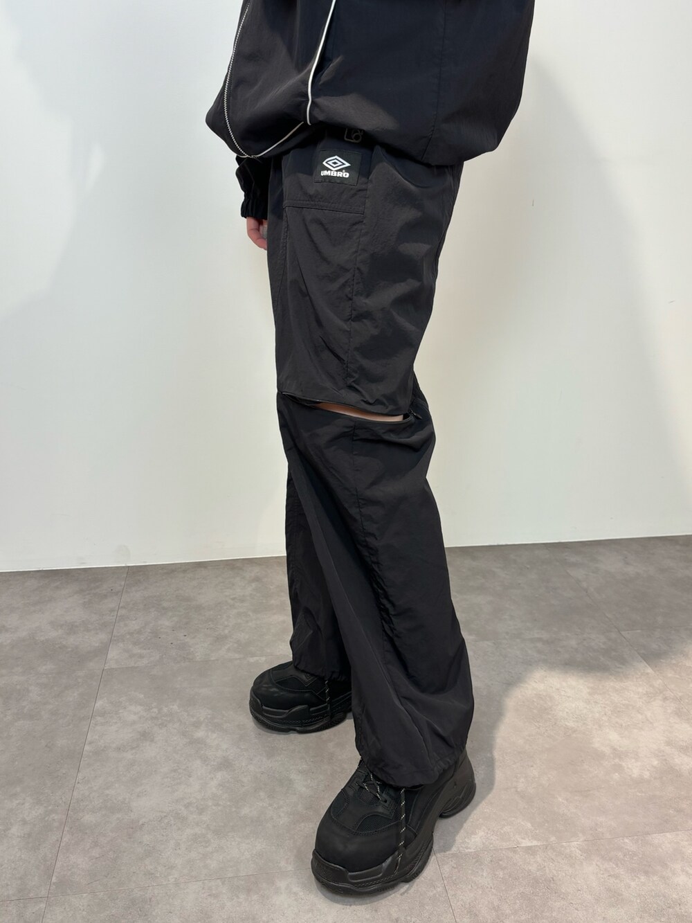 ブラック系のブルゾン、ブラック系のその他パンツ、ブラック系のスニーカーを着用したレディースの春コーディネートの7枚目の写真