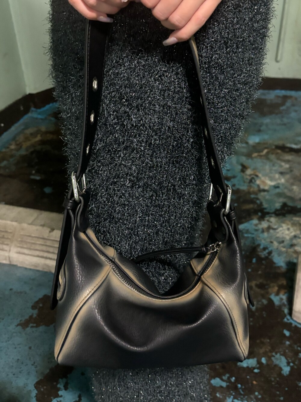 ブラック系のサンダル、ブラック系のハンドバッグ、グレー系のタンクトップを着用したレディースの夏コーディネートの7枚目の写真