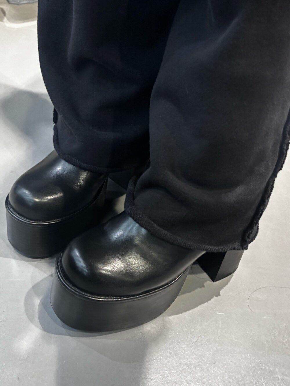 ブラック系のブーツ、ブラック系のスウェットパンツ、グレー系のTシャツ/カットソーを着用したレディースの秋コーディネートの5枚目の写真