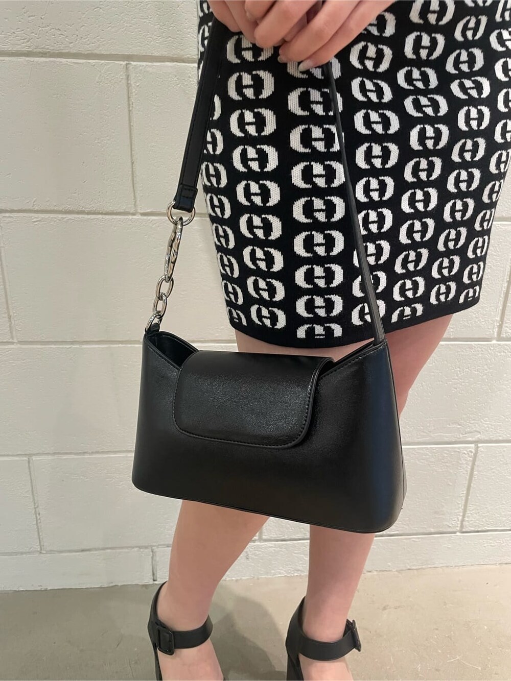 ブラック系のサンダル、ブラック系のハンドバッグ、その他のワンピースを着用したレディースの春コーディネートの8枚目の写真