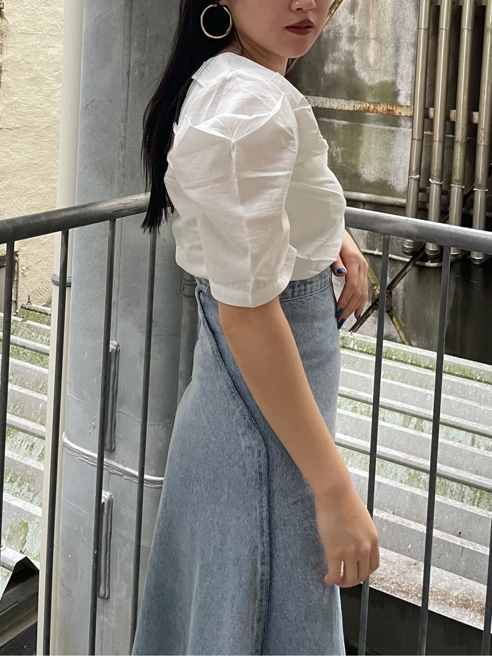 ホワイト系のTシャツ/カットソー、ブルー系のスカート、その他のその他シューズを着用したレディースの夏コーディネートの4枚目の写真