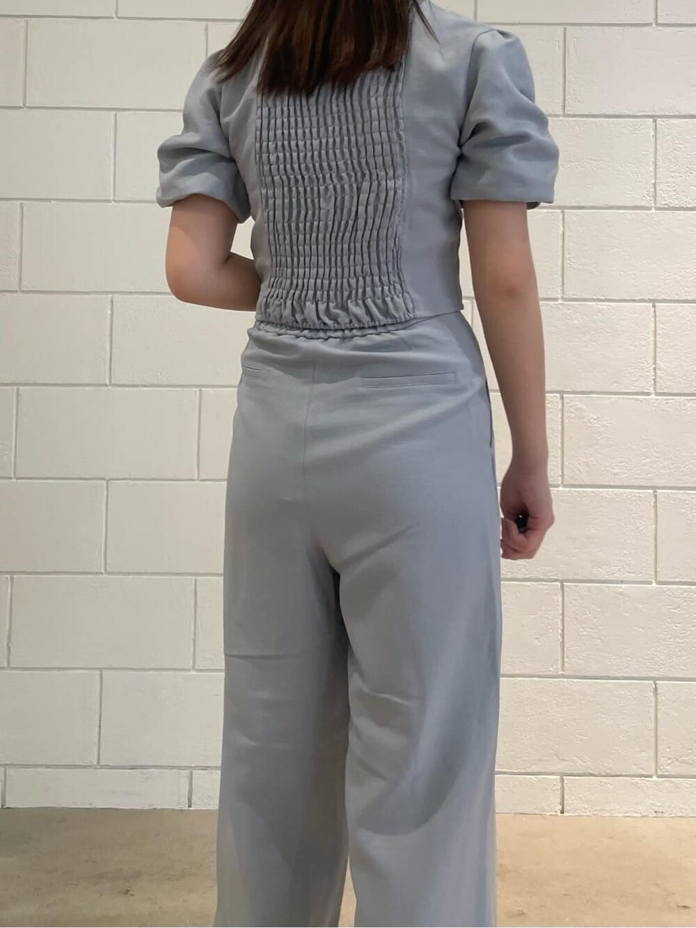 グレー系のその他パンツ、ブラック系のサンダル、グレー系のTシャツ/カットソーを着用したレディースの夏コーディネートの6枚目の写真