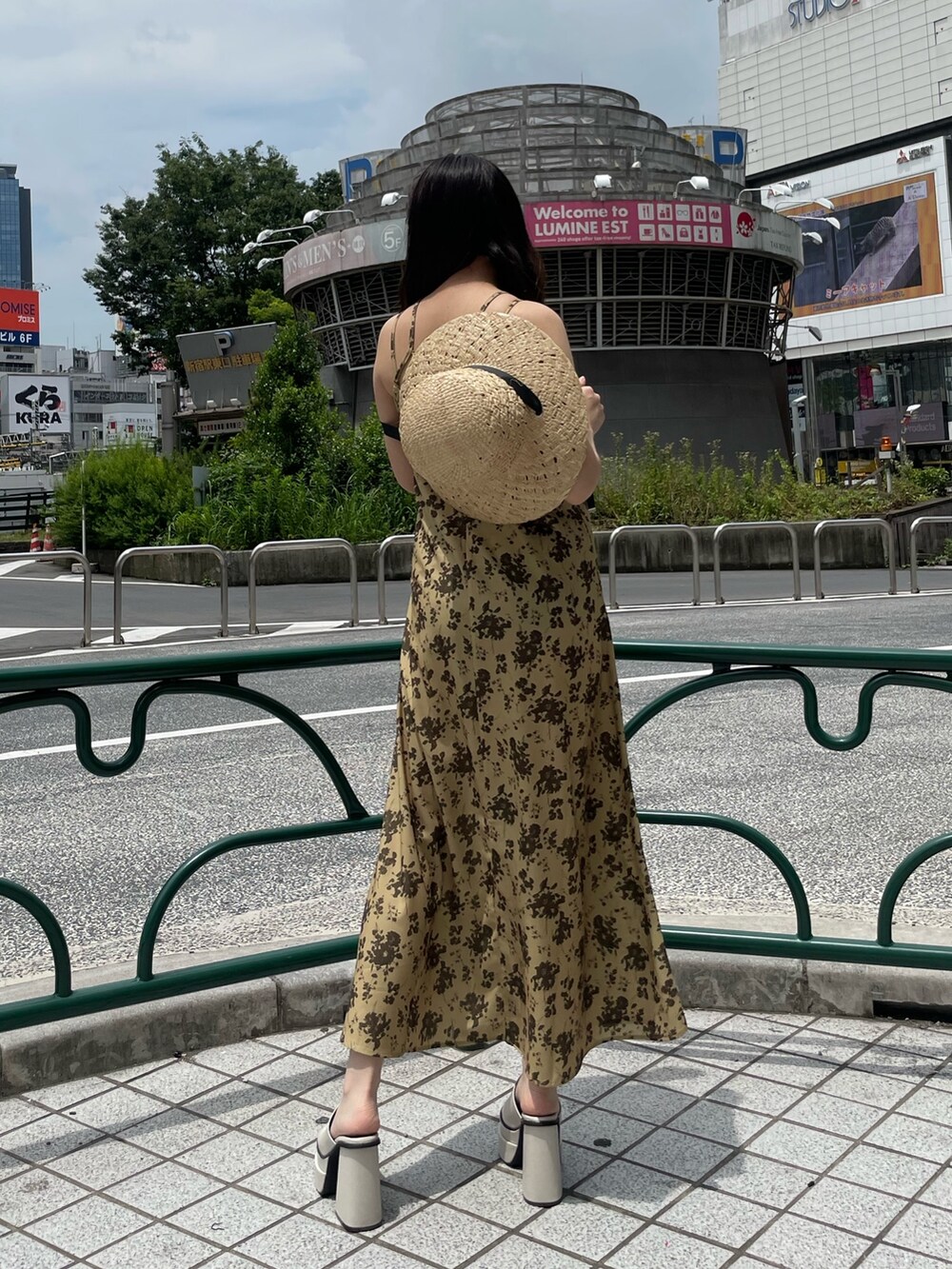 その他のワンピース、ホワイト系のサンダル、ベージュ系のハットを着用したレディースの春コーディネートの3枚目の写真