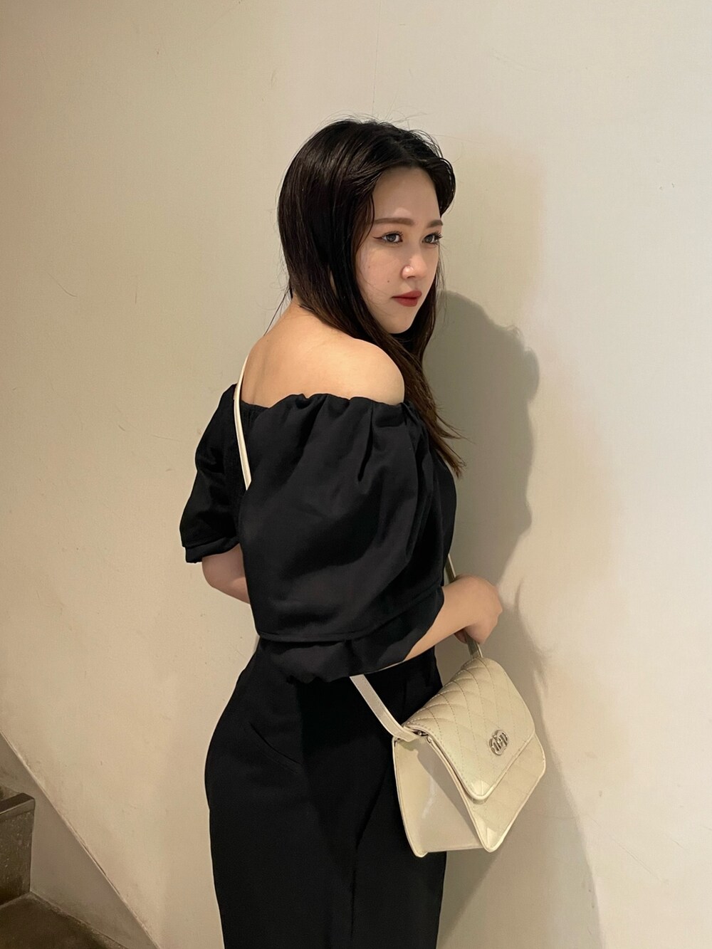 ブラック系のシャツ/ブラウス、ブラック系のその他パンツ、ホワイト系のサンダルを着用したレディースの春コーディネートの5枚目の写真